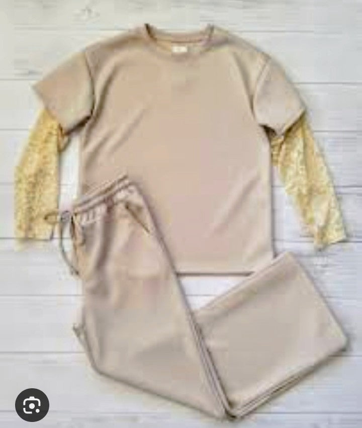 Beige tracksuit set, short-sleeve sweatshirt and jogger pants with drawstring waist